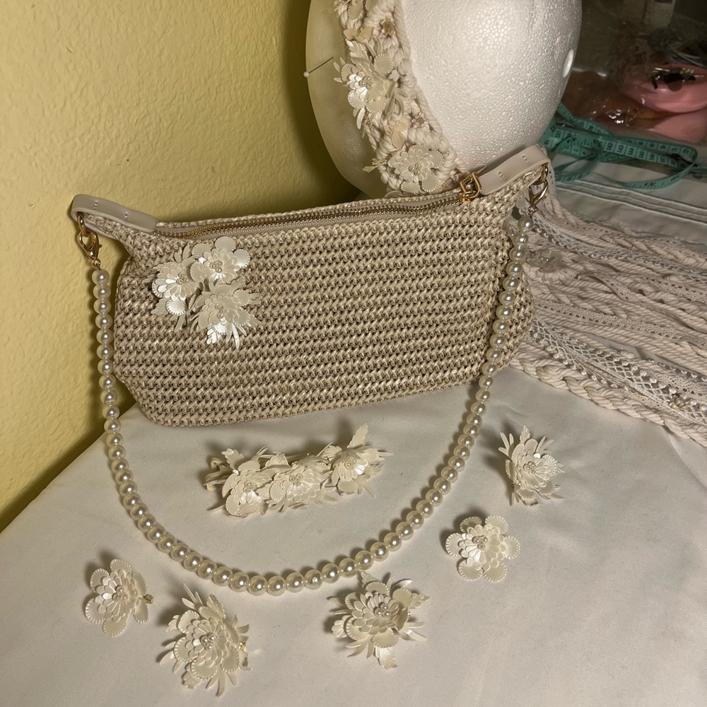 Handmade Elegant ivory boho bridal veil with accessories - Picture 9 of 15